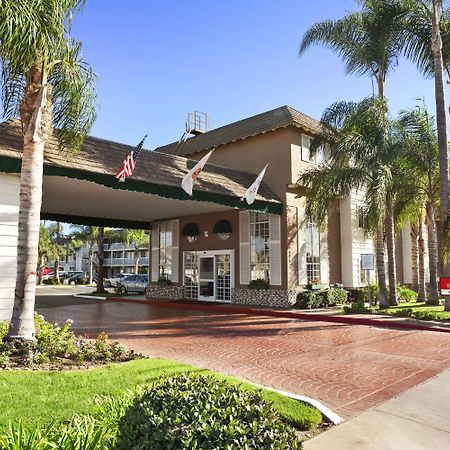 Ramada by Wyndham Costa Mesa/Newport Beach Bagian luar foto