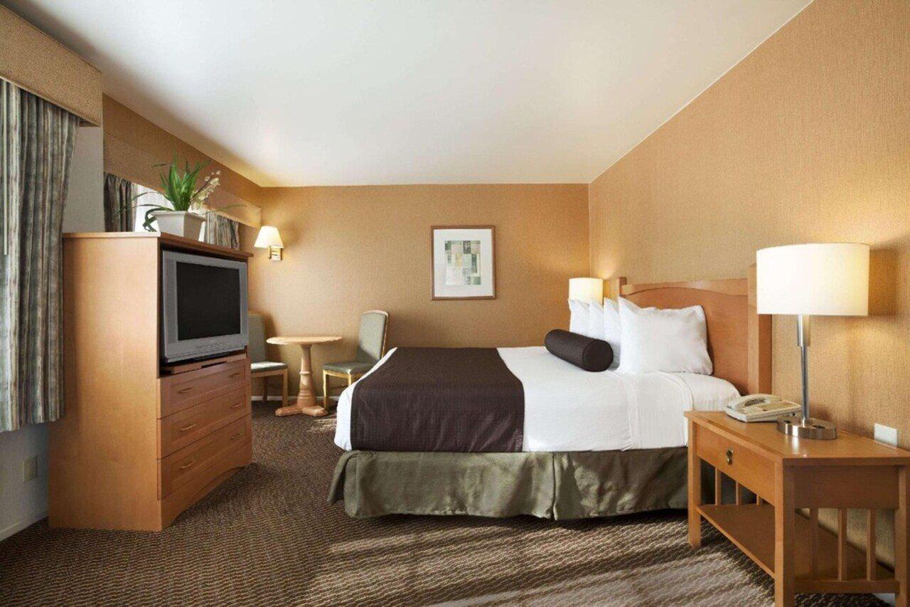 Ramada by Wyndham Costa Mesa/Newport Beach Bagian luar foto