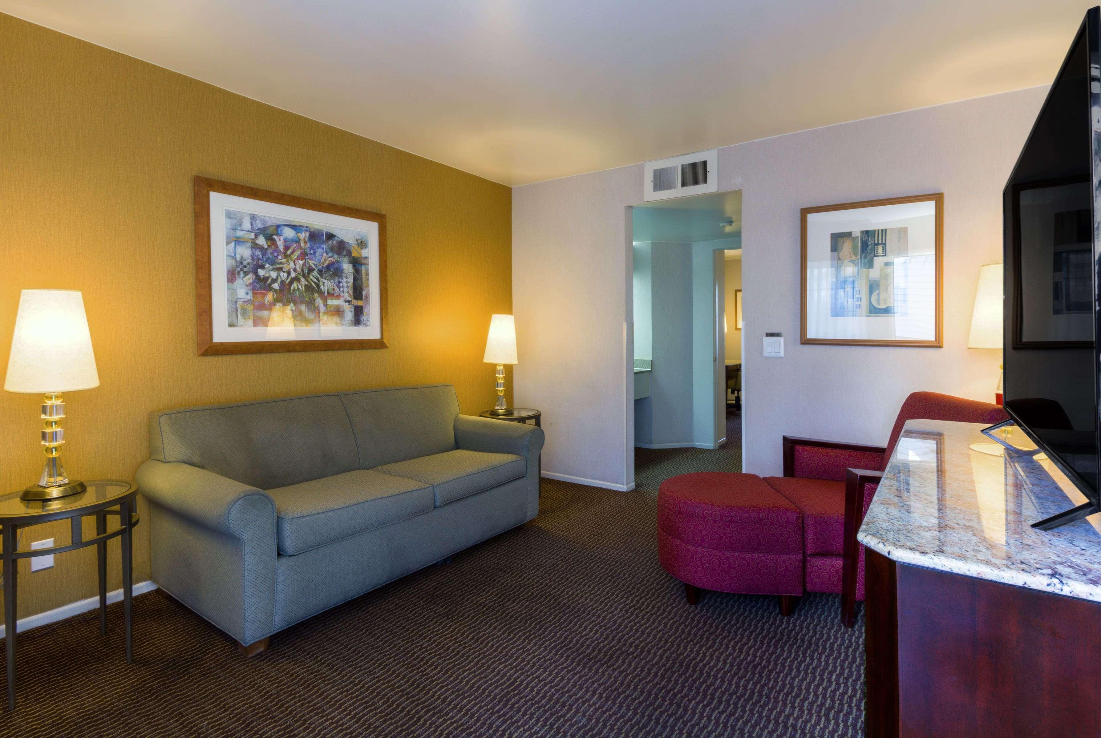 Ramada by Wyndham Costa Mesa/Newport Beach Bagian luar foto
