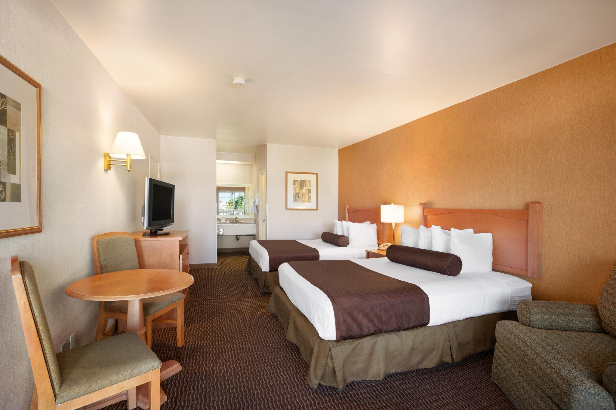 Ramada by Wyndham Costa Mesa/Newport Beach Bagian luar foto