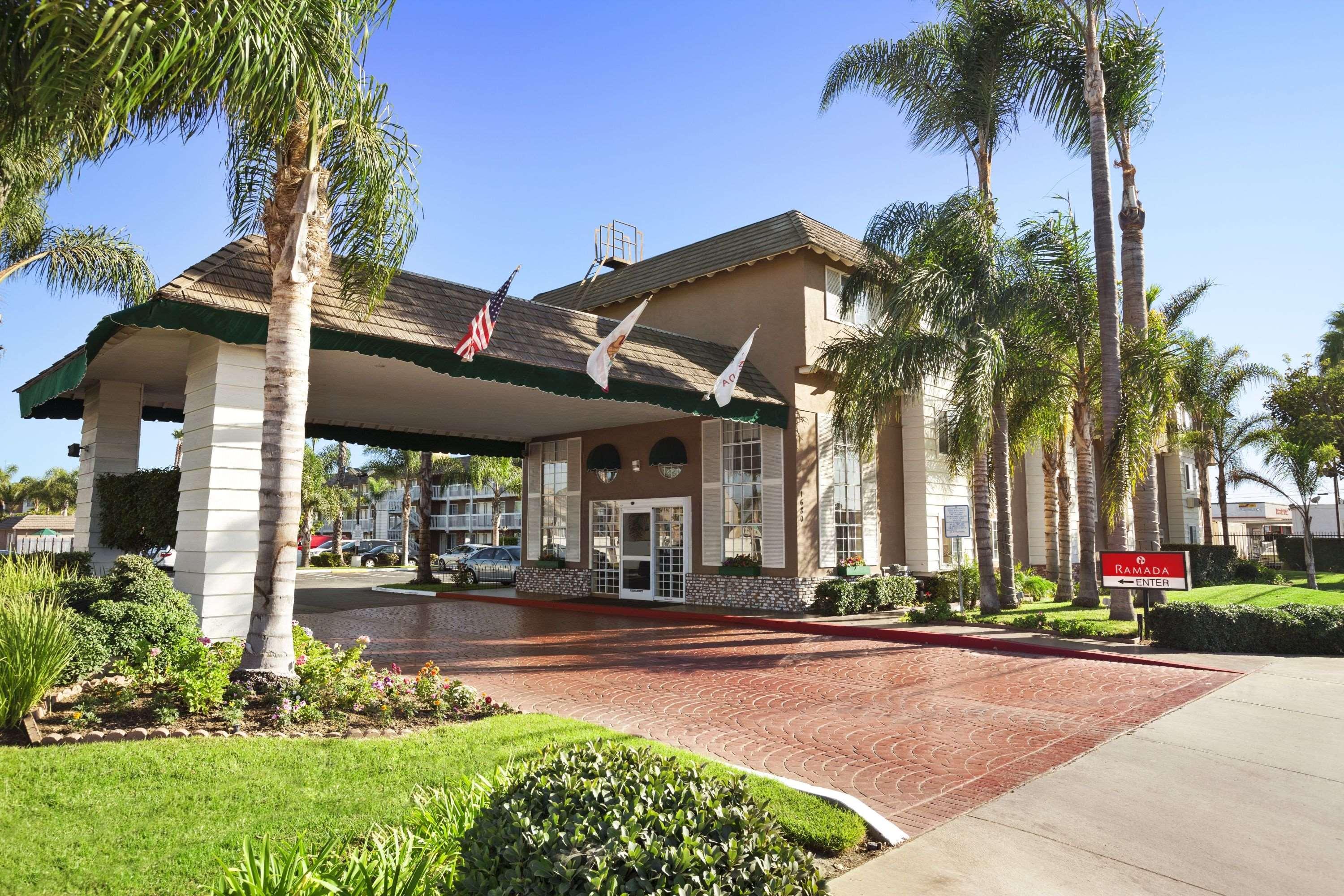 Ramada by Wyndham Costa Mesa/Newport Beach Bagian luar foto