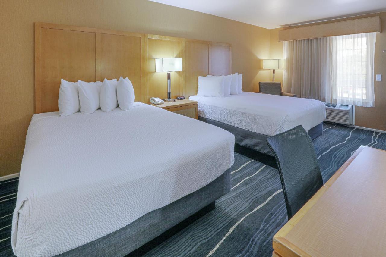 Ramada by Wyndham Costa Mesa/Newport Beach Bagian luar foto