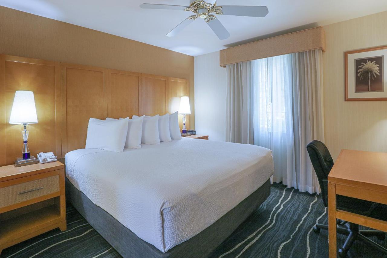 Ramada by Wyndham Costa Mesa/Newport Beach Bagian luar foto