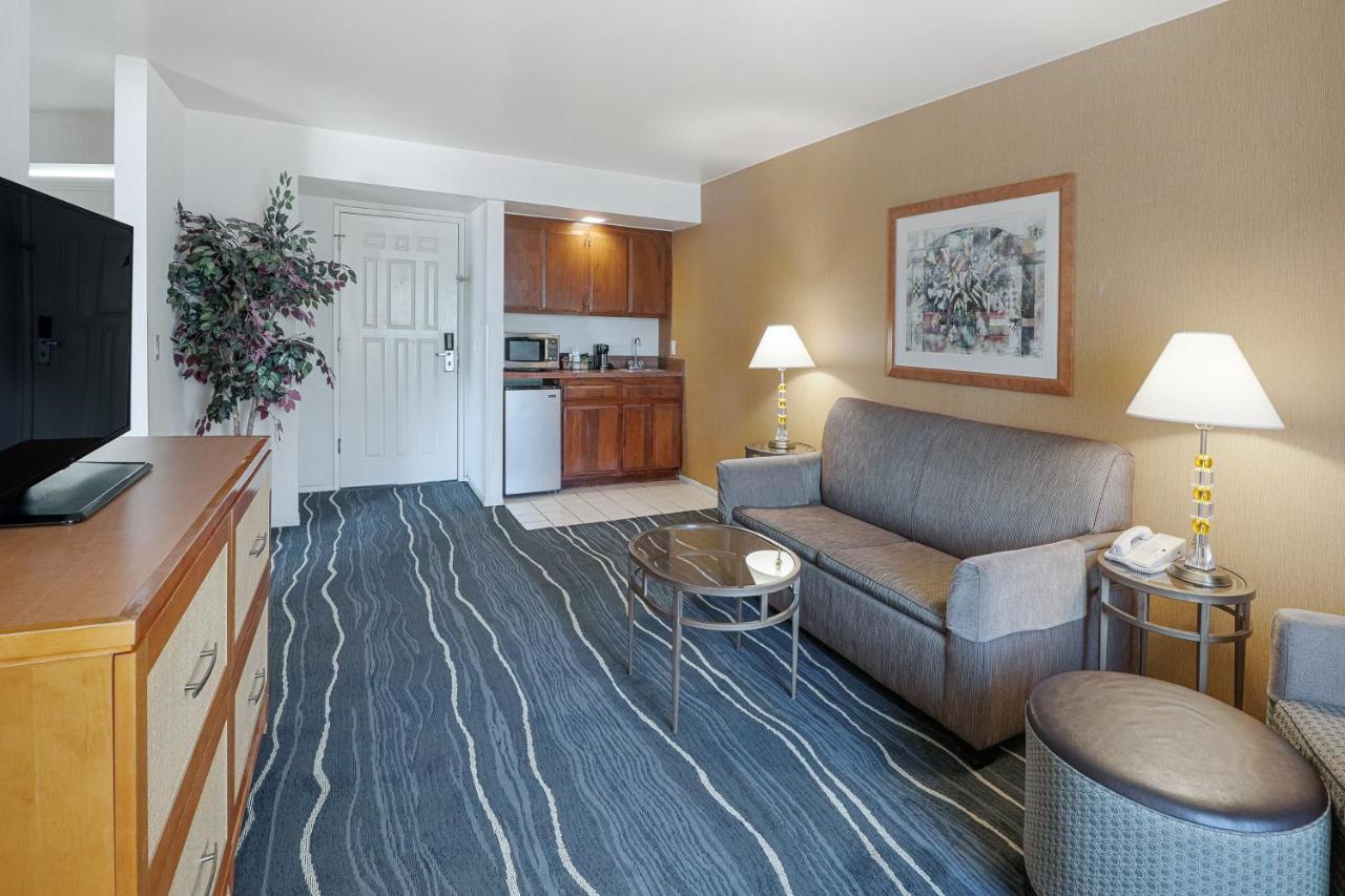 Ramada by Wyndham Costa Mesa/Newport Beach Bagian luar foto