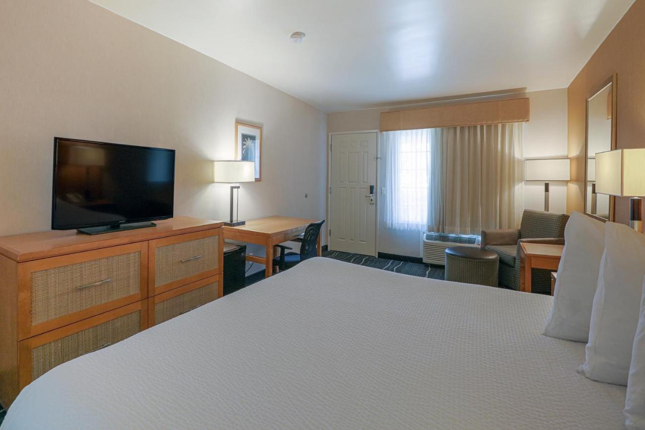 Ramada by Wyndham Costa Mesa/Newport Beach Bagian luar foto