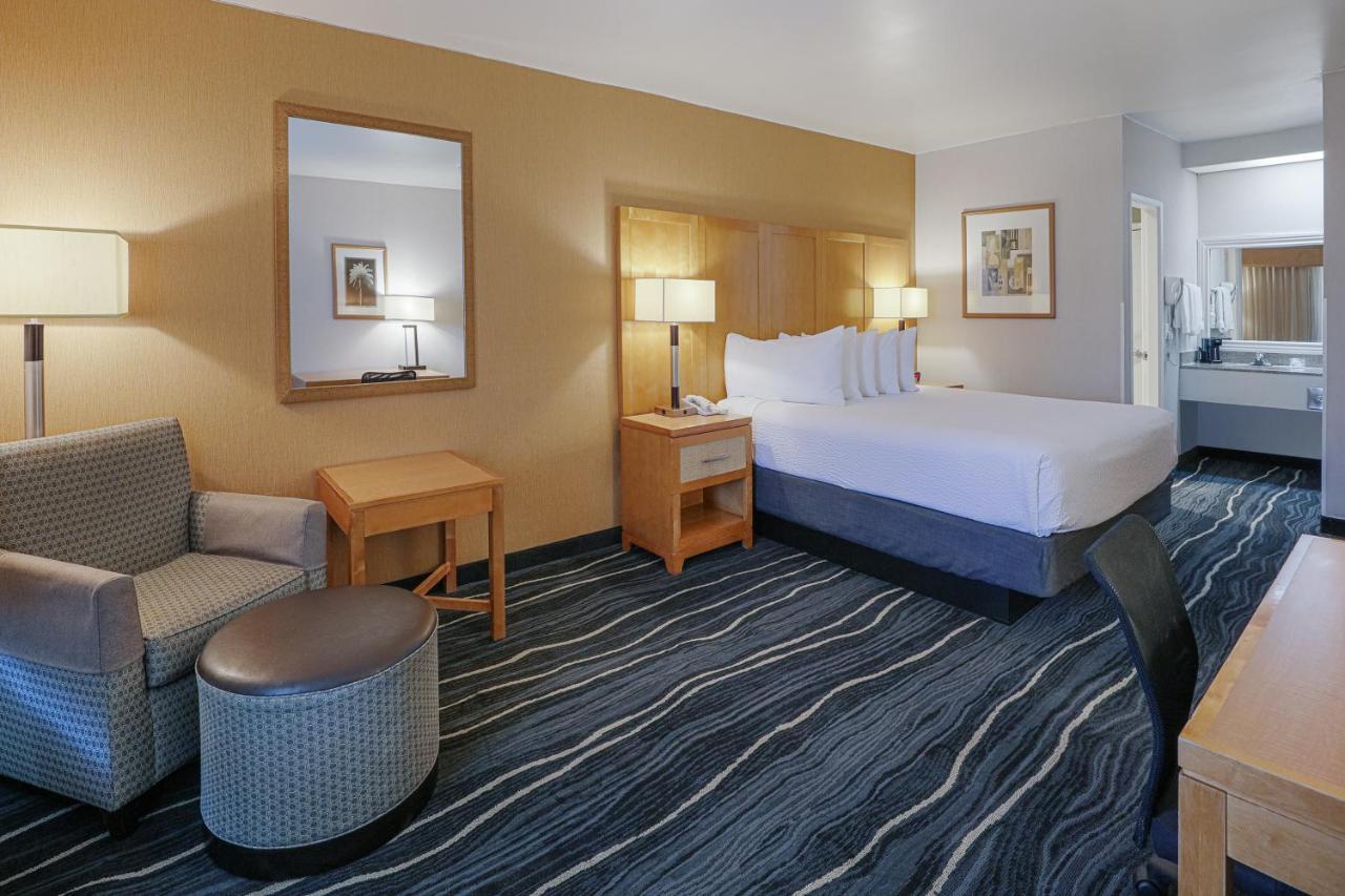 Ramada by Wyndham Costa Mesa/Newport Beach Bagian luar foto