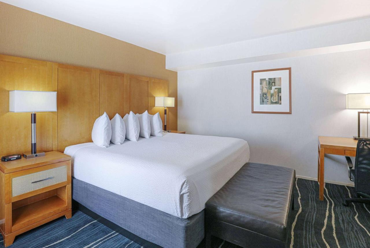 Ramada by Wyndham Costa Mesa/Newport Beach Bagian luar foto