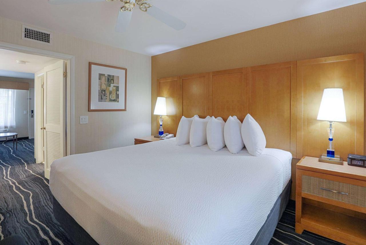 Ramada by Wyndham Costa Mesa/Newport Beach Bagian luar foto