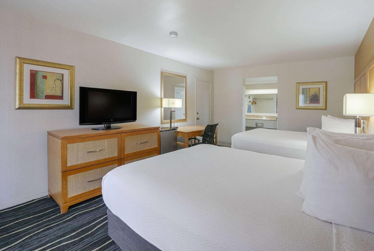 Ramada by Wyndham Costa Mesa/Newport Beach Bagian luar foto