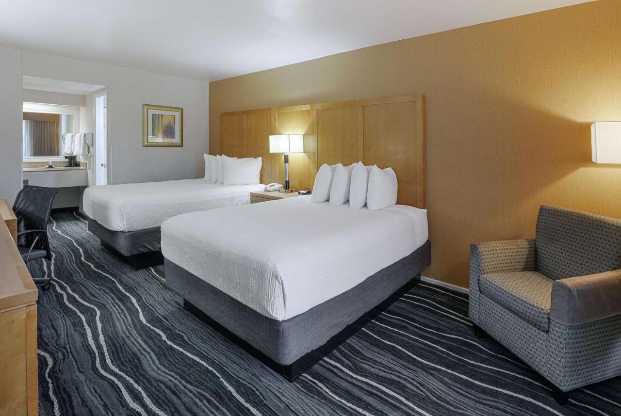 Ramada by Wyndham Costa Mesa/Newport Beach Bagian luar foto