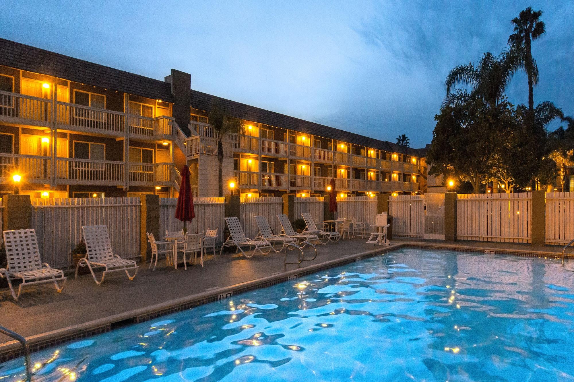 Ramada by Wyndham Costa Mesa/Newport Beach Bagian luar foto