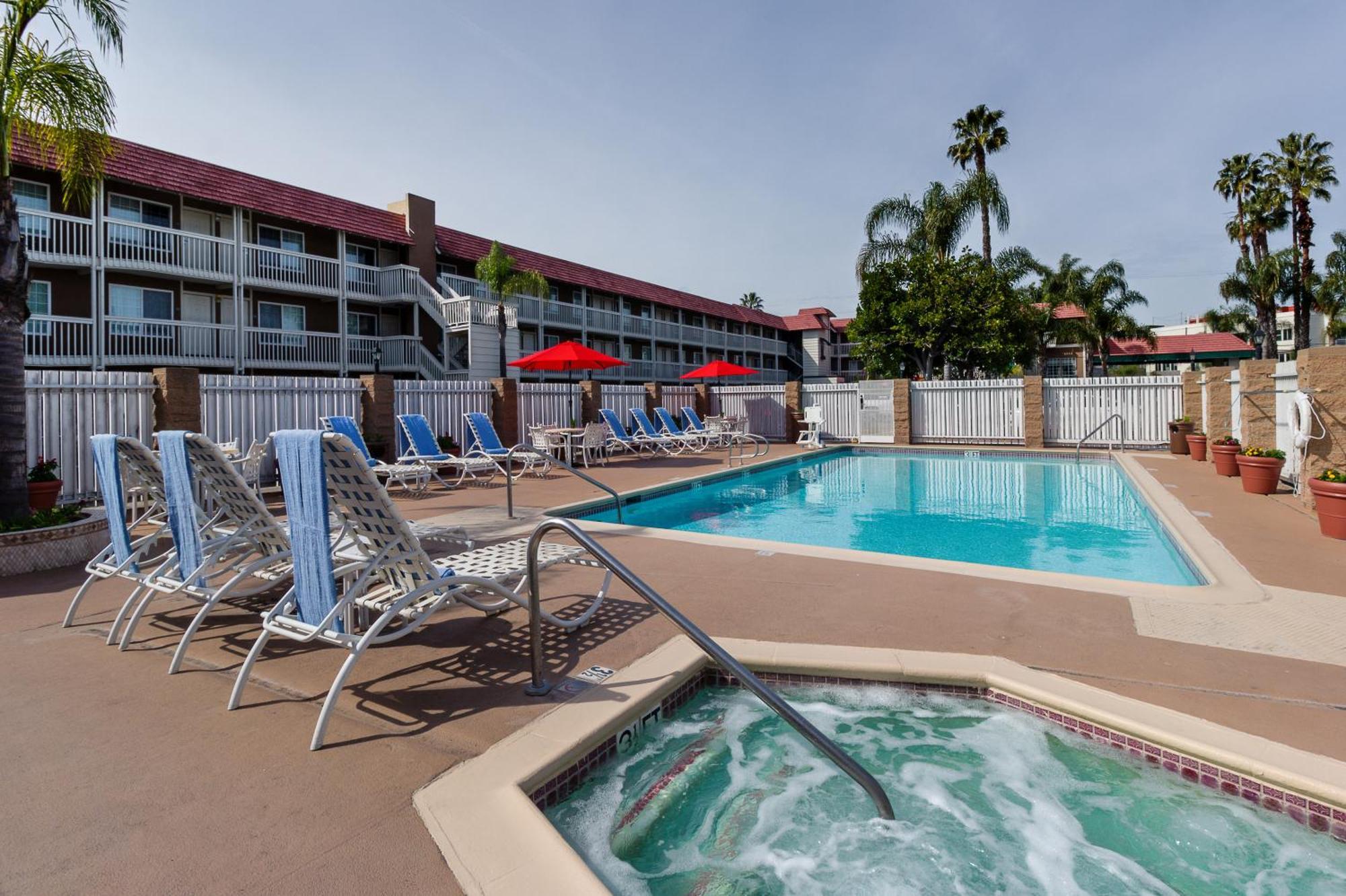 Ramada by Wyndham Costa Mesa/Newport Beach Bagian luar foto