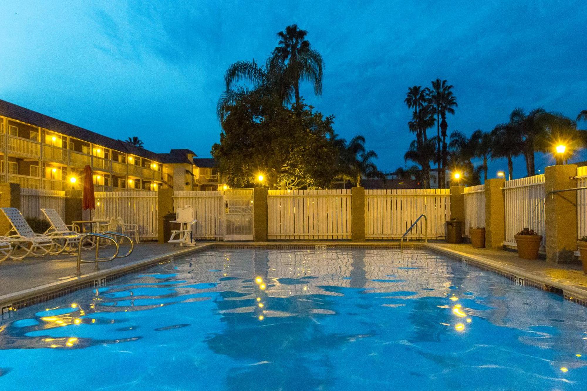 Ramada by Wyndham Costa Mesa/Newport Beach Bagian luar foto