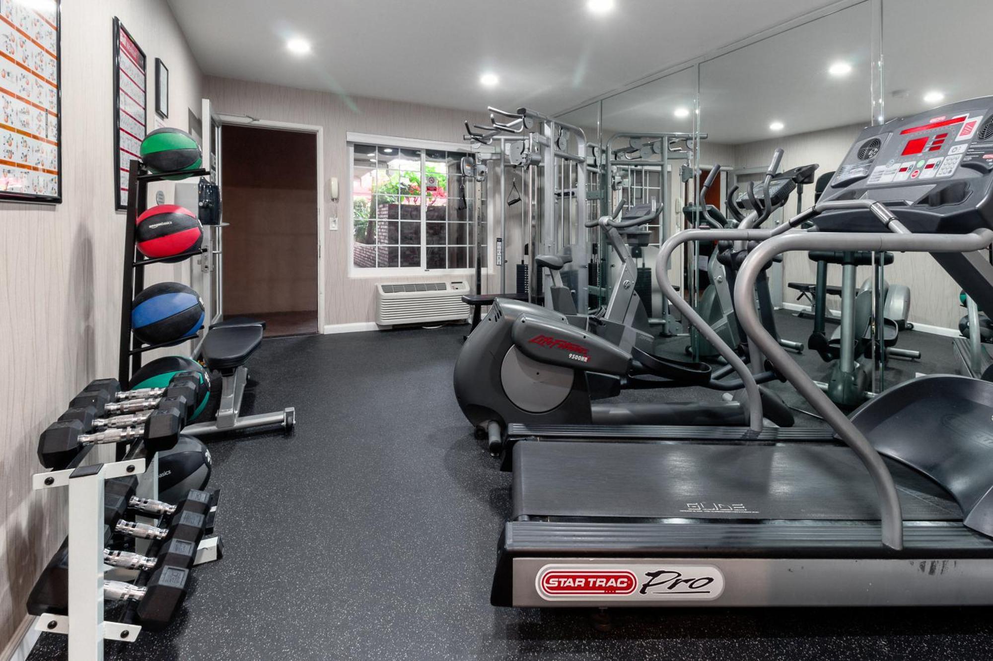 Ramada by Wyndham Costa Mesa/Newport Beach Bagian luar foto