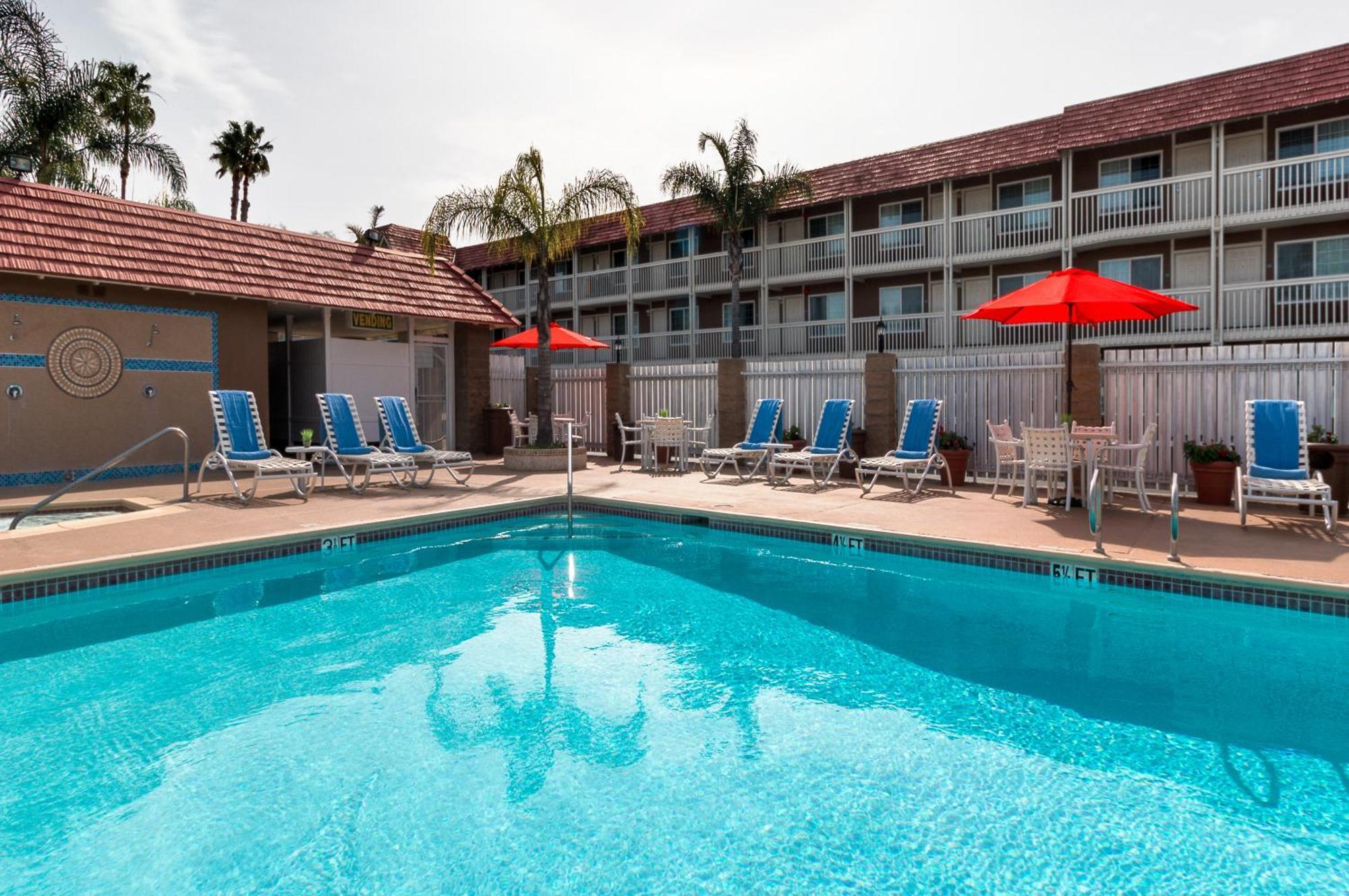 Ramada by Wyndham Costa Mesa/Newport Beach Bagian luar foto