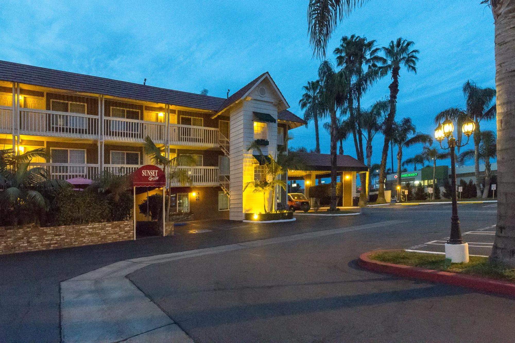 Ramada by Wyndham Costa Mesa/Newport Beach Bagian luar foto